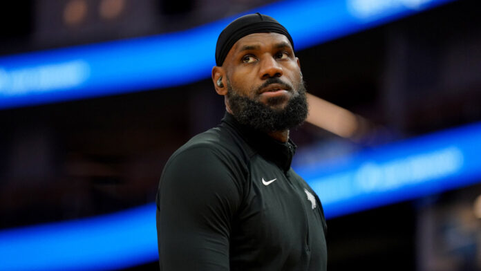 LeBron James' 17-year streak nearly ends against Suns